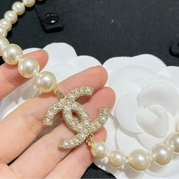 CHANEL Pearly Necklace with Crystal CC Logo & Camellia - Picture 3 of 6